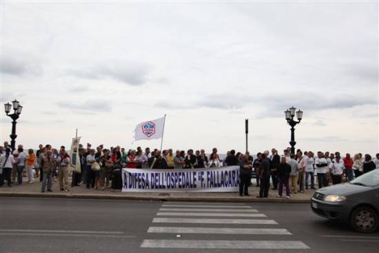 Manifestazione in difesa del "F. Fallacara"